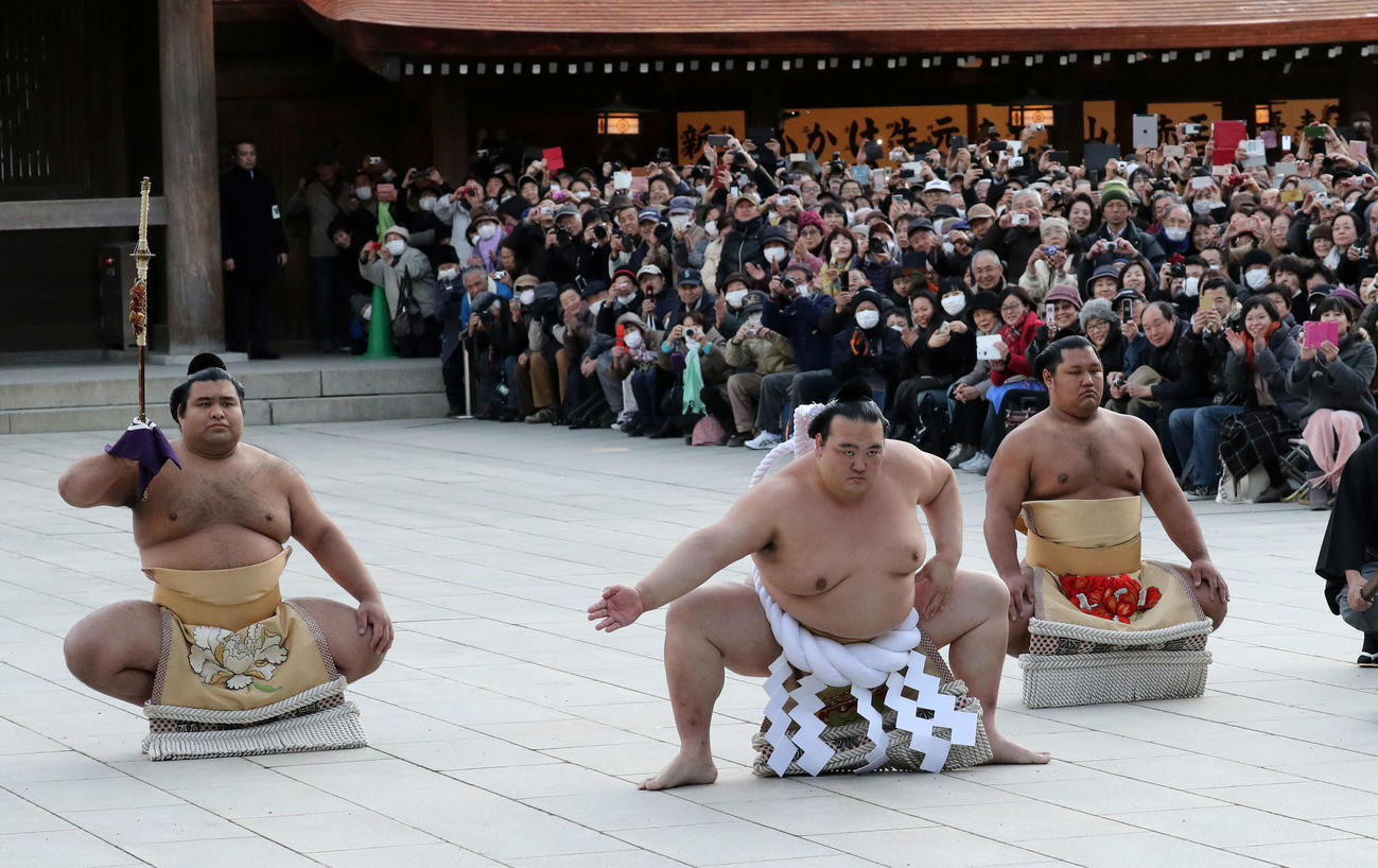 17年1月、雲竜型の奉納土俵入りをする第72代横綱稀勢の里（中央）。太刀持ち高安（左）、露払い松鳳山