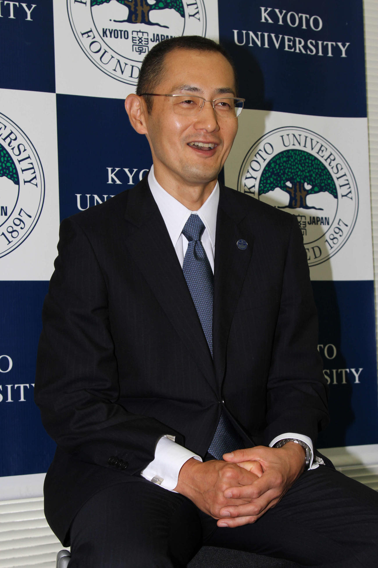 12年10月、インタビューで笑顔を見せる山中伸弥京大教授