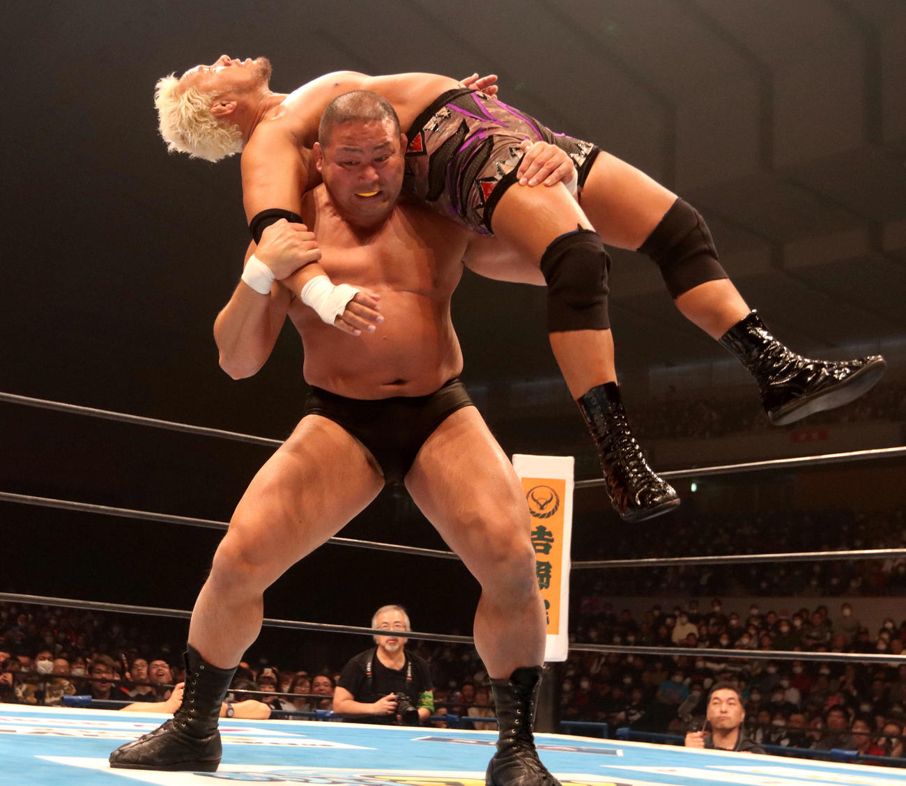 新日本プロレス　～雪の札幌2連戦～　第2試合　20分一本勝負　上村優也、本間朋晃、真壁刀義対タイガーマスク、中西学、天山広吉　真壁刀義を担ぐ中西学　＝2020年2月2日　　