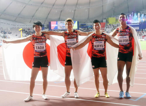 2019年の世界陸上　第9日　男子400メートルリレー決勝　37秒43のアジア新記録で銅メダルを獲得した日本チーム。左から1走の多田修平、2走の白石黄良々、3走の桐生祥秀、4走のサニブラウン・ハキーム