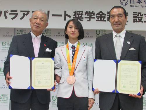 16年10月、記念撮影に納まる、左から日本財団の笹川陽平会長、辻沙絵、日体大・松浪健四郎理事長