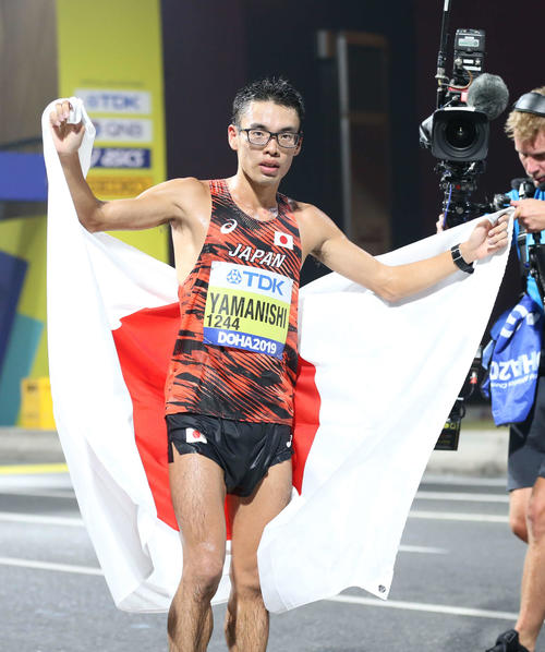 2019年10月、世界陸上ドーハ大会の男子20キロ競歩で優勝し、日の丸を手にする山西利和