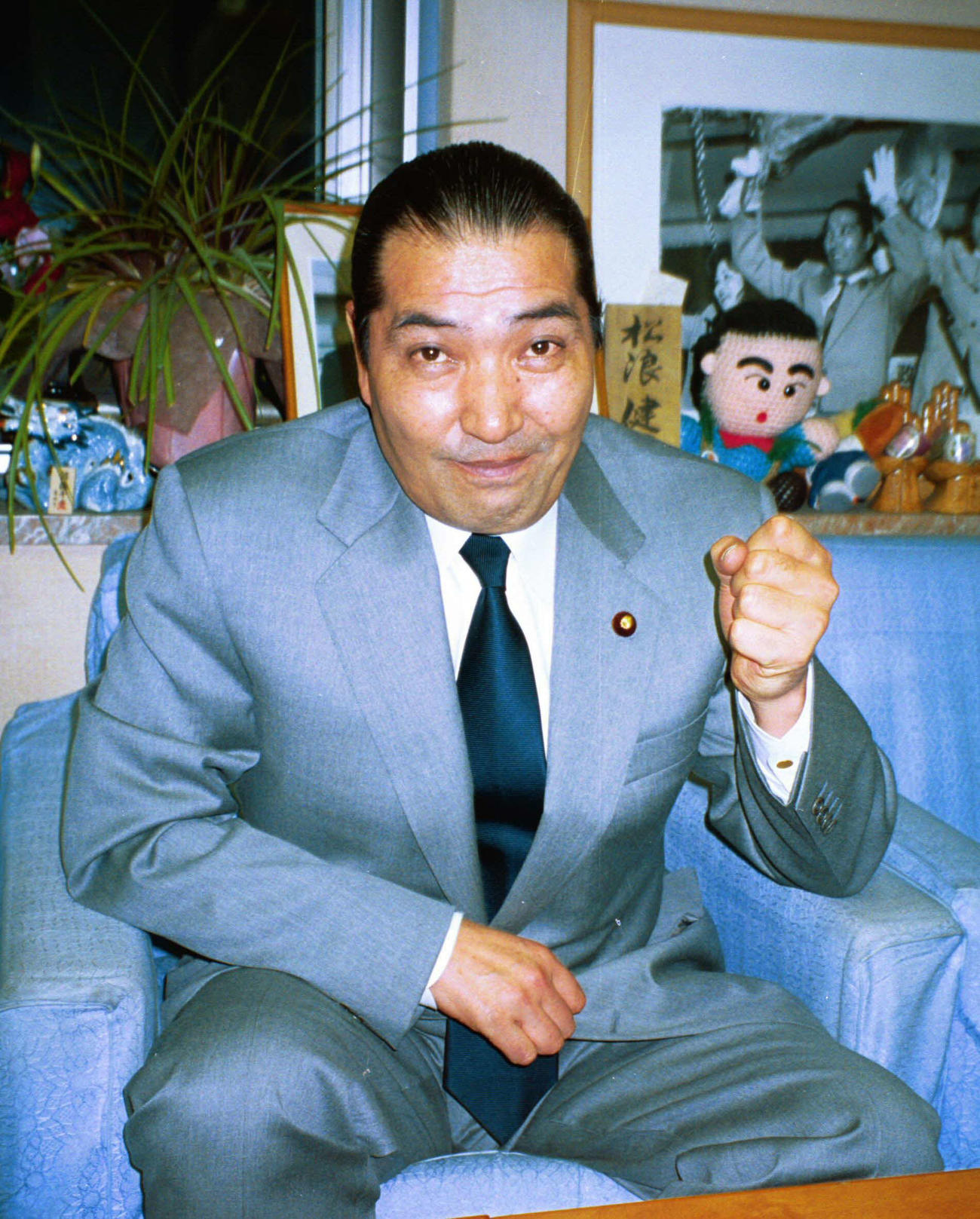 02年1月、外務政務官に就任した松浪健四郎衆院議員