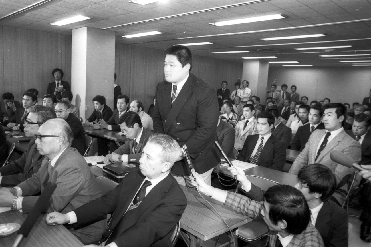 80年4月、体を小刻みに震わせながらモスクワ五輪参加を訴える山下泰裕