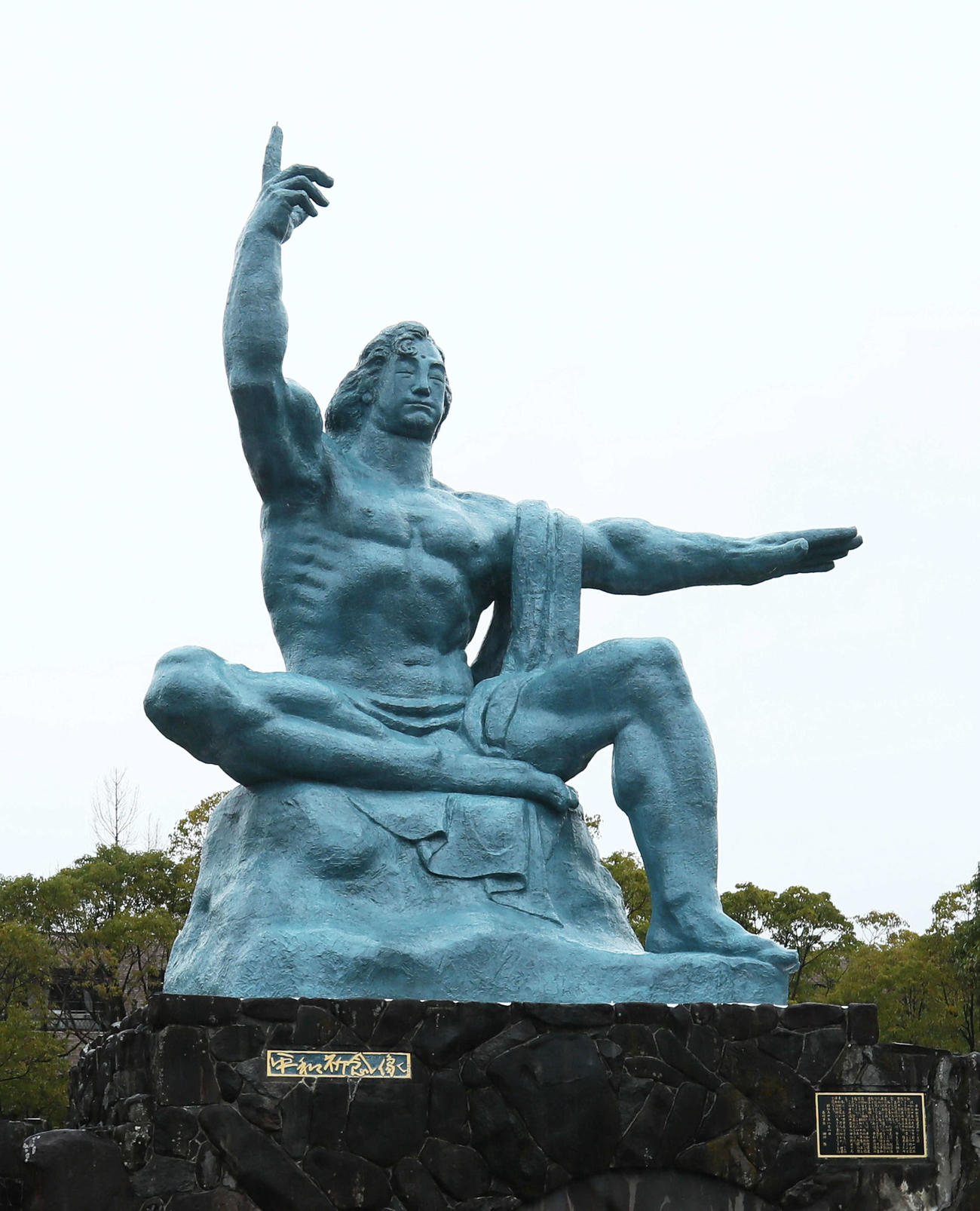 長崎市・平和公園の平和祈念像