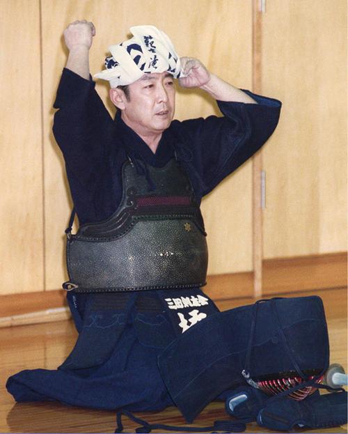 98年1月、剣道の初げいこで支度をする橋本龍太郎首相（共同）