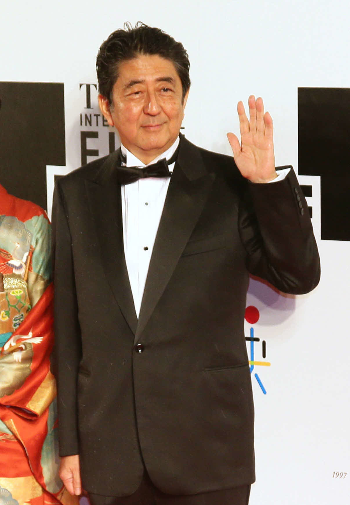 16年10月、東京国際映画祭に列席し笑顔で手を振る安倍晋三首相