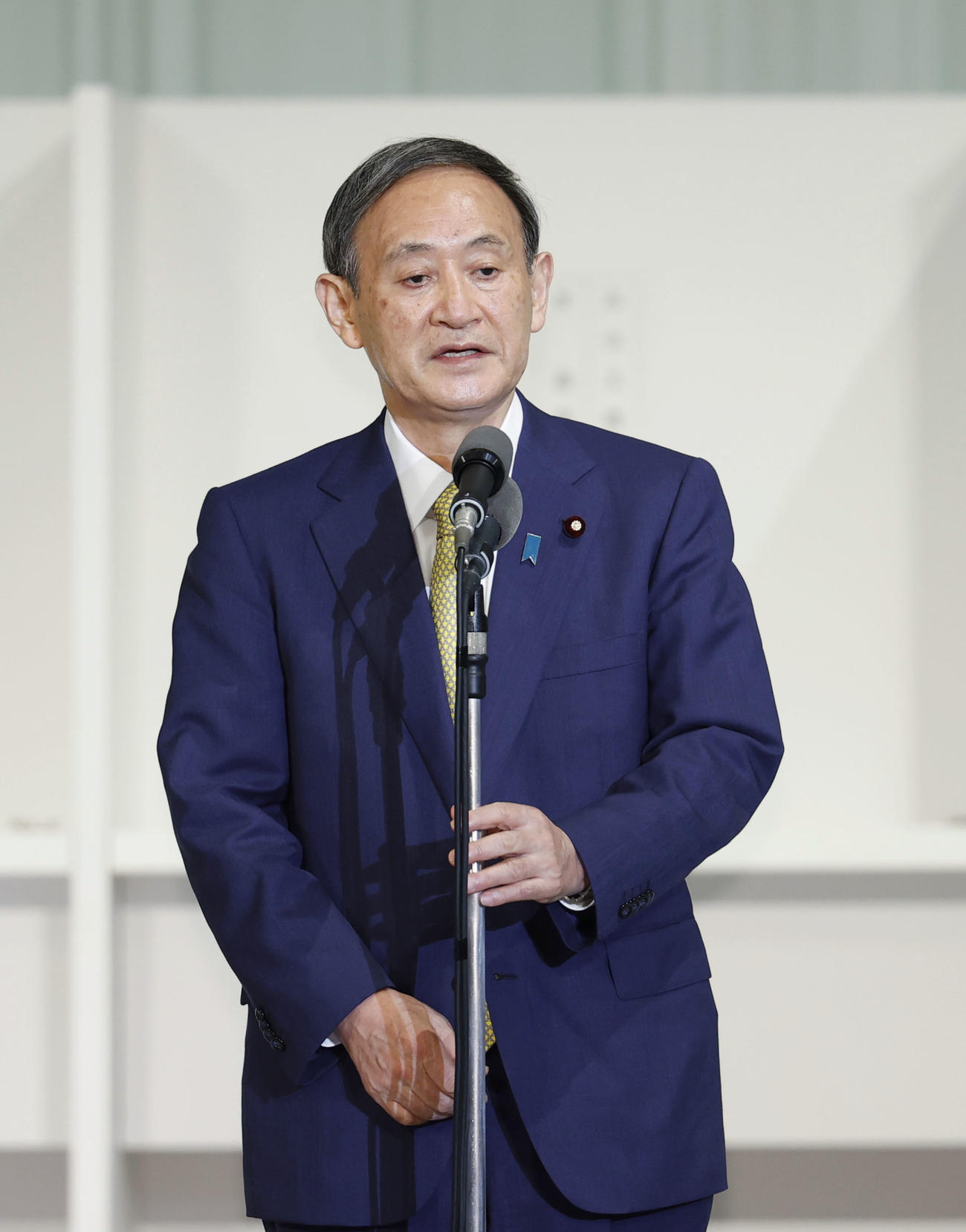 自民党の新総裁に選出され、あいさつする菅官房長官