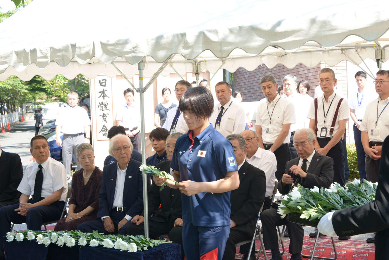 戦没者の慰霊祭に列席した柔道の阿部詩選手