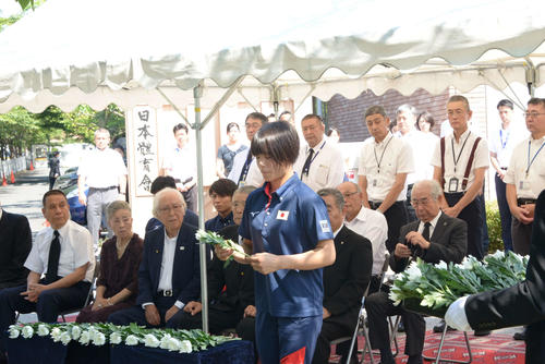 戦没者の慰霊祭に列席した柔道の阿部詩選手