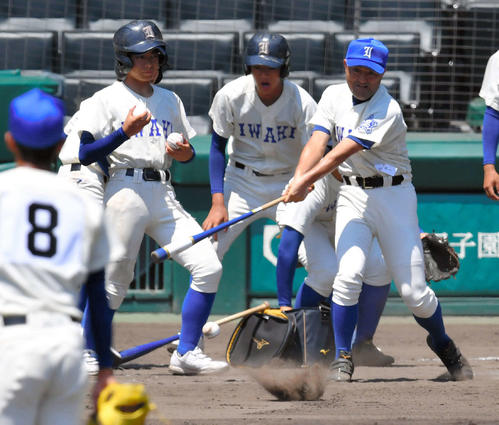 8月15日、試合前にノックをする磐城の木村前監督（右）
