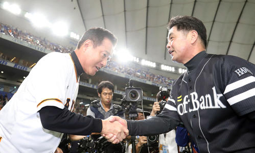 19年10月、日本シリーズ第4戦、試合前に握手をかわす巨人原監督（左）とソフトバンク工藤監督