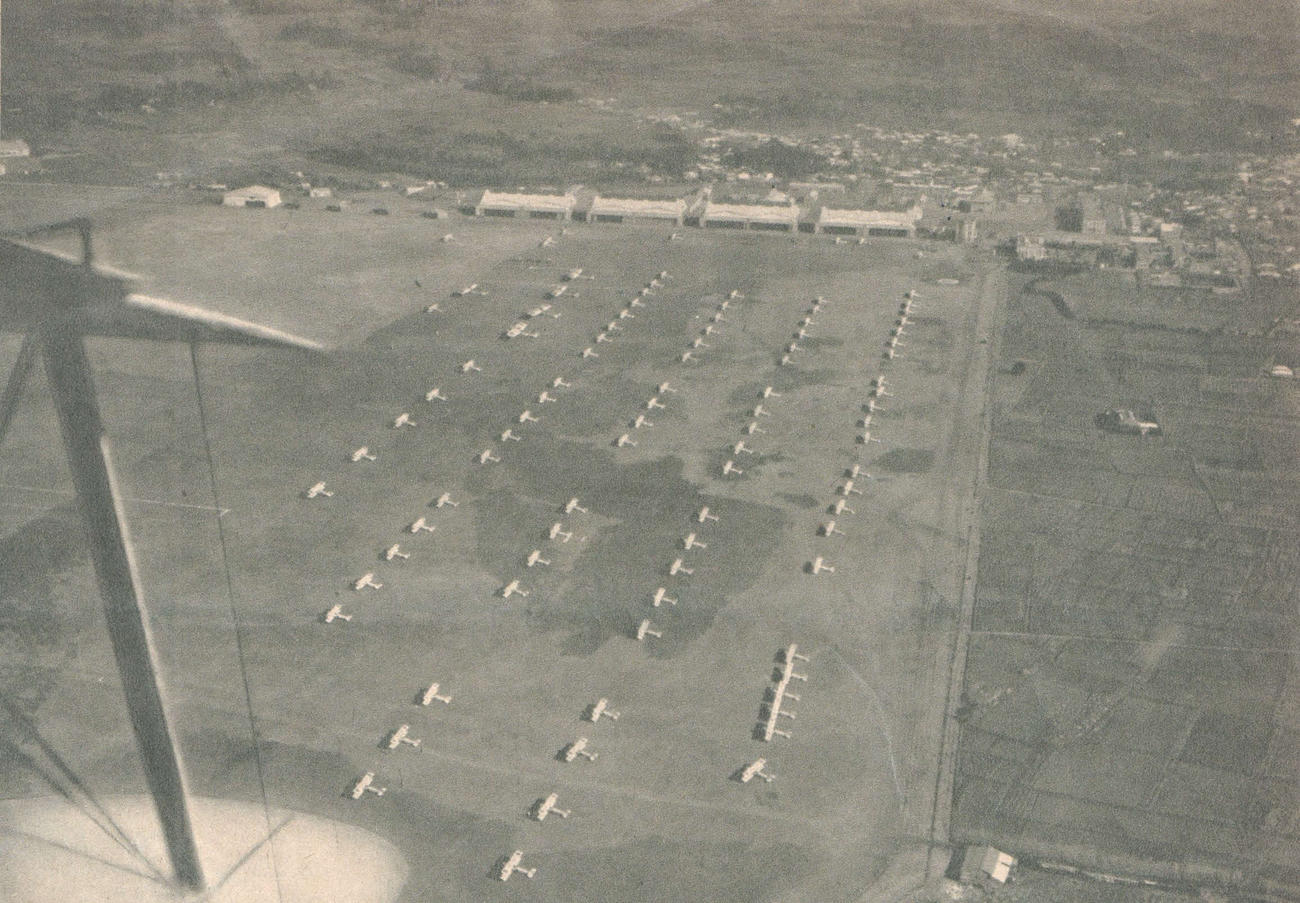1928年12月の御大典飛行での立川飛行場東地区。90機近い機数を数えることができる。4つ並ぶのが飛行第五連隊の格納庫