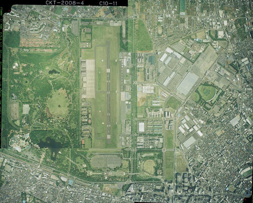 2008年5月撮影の立川飛行場（国土地理院ウェブサイトの航空写真）。中央に走る南北道路が昔の飛行場のほぼ中心
