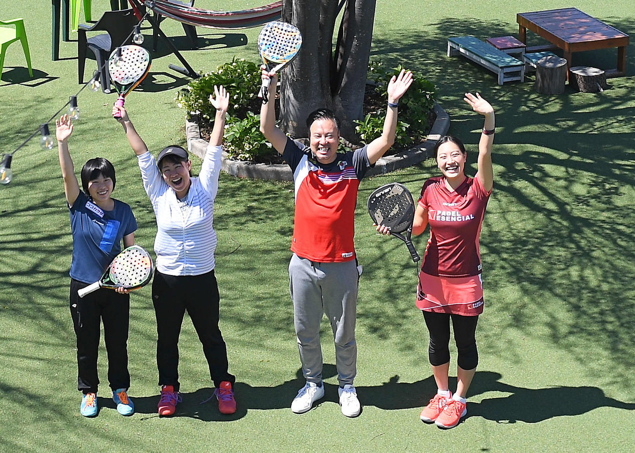 笑顔で記念撮影に応じる、左から佐藤千文、知念美樹、玉井副会長、小澤琴巳（撮影・たえ見朱実）