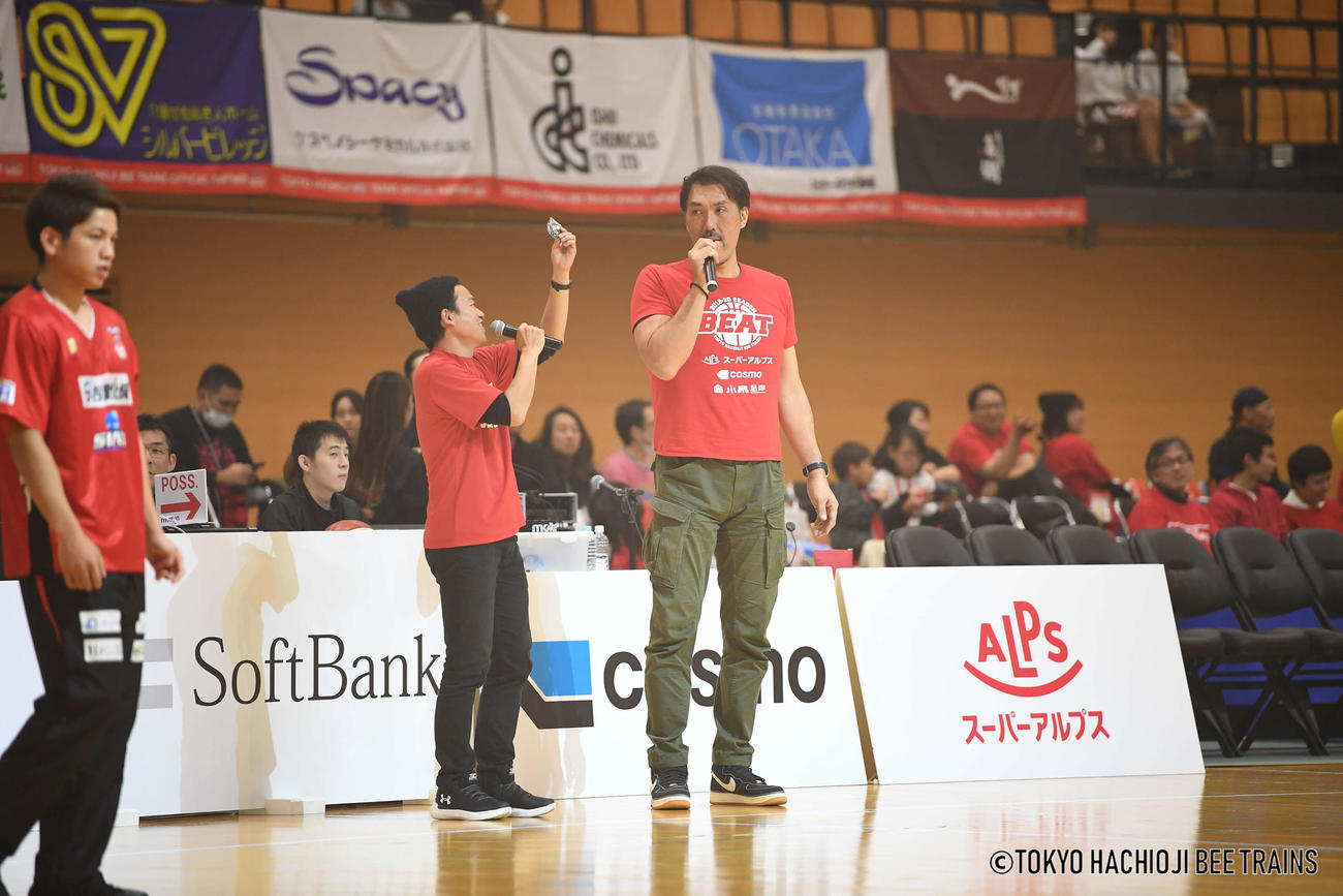 独自の視点での生解説が好評のB3アンバサダー石橋貴俊氏（ⓒTOKYO　HACHIOJI　BEE　TRAINS）