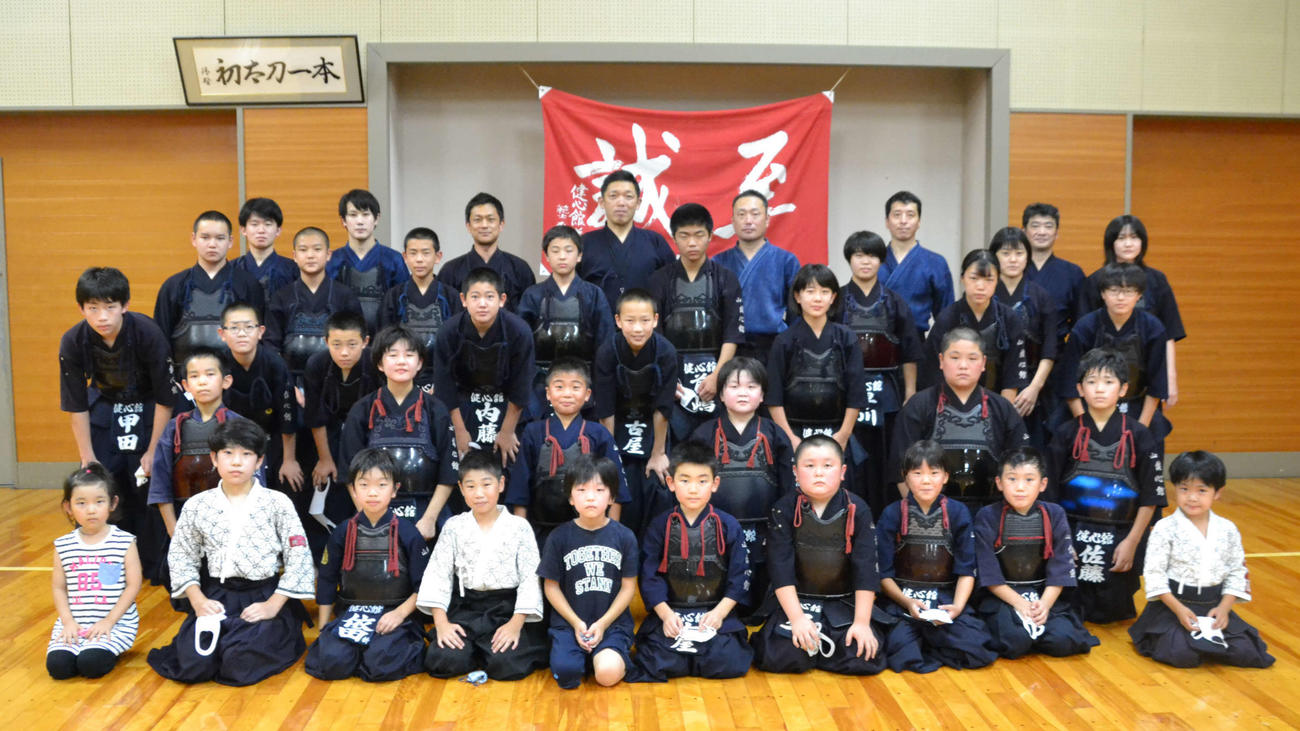 新型コロナウイルスの感染拡大に負けずに稽古する山梨健心館の少年剣士たち