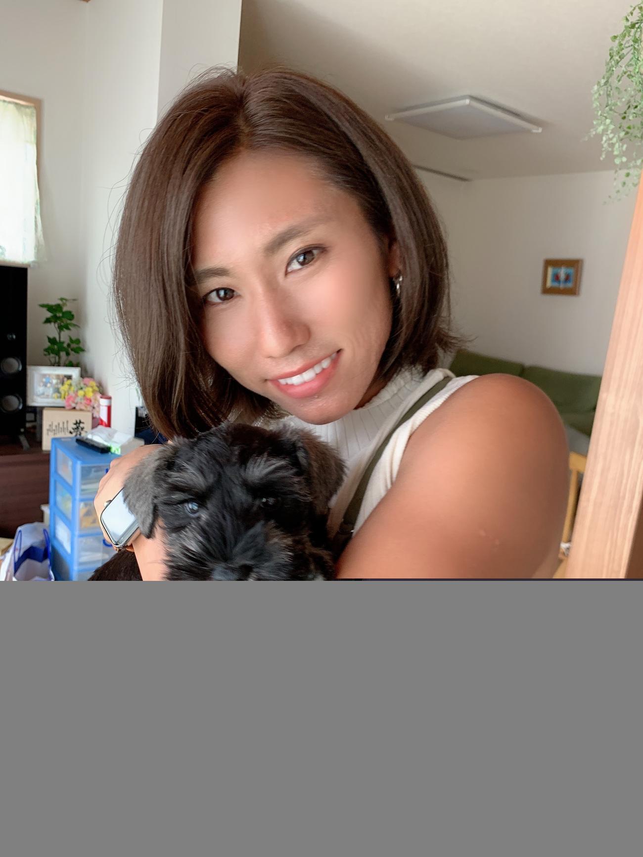 愛犬リアを抱く永井友理選手