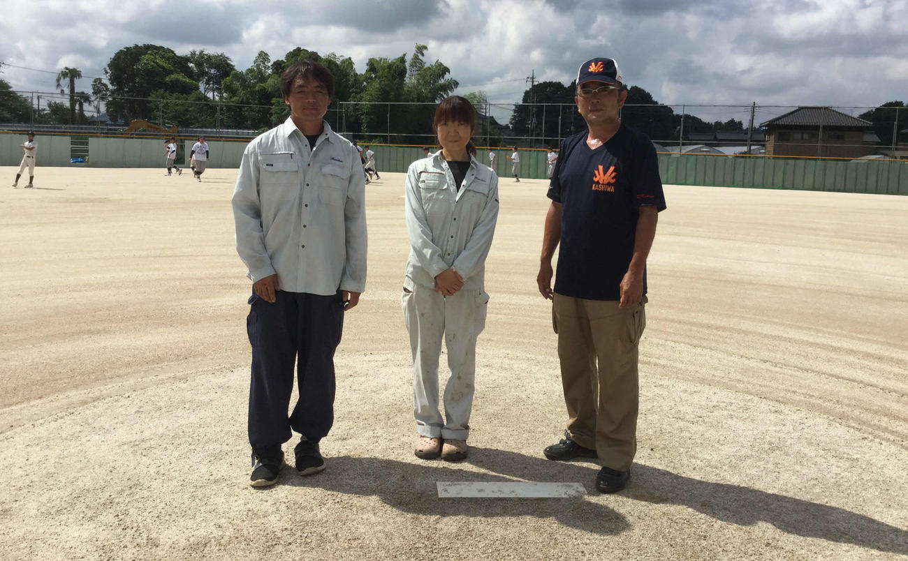 農地だった沼南スタジアムを1から作った（左から）鷹野力さん、平塚吉美さん、神谷社長
