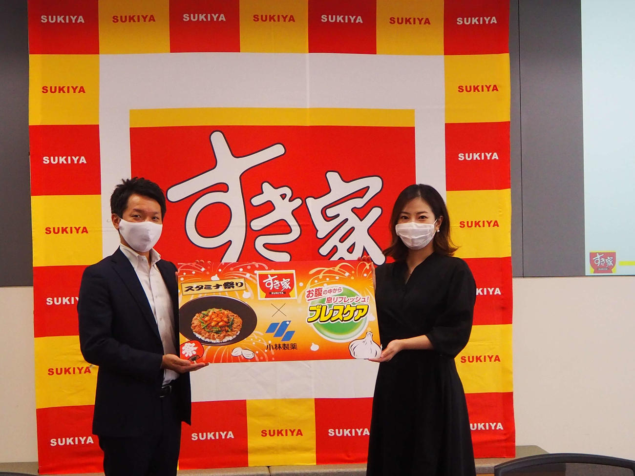 牛丼とブレスケアのタッグ企画について説明する、すき家の竹森俊大氏（左）と小林製薬の岡田麻美氏