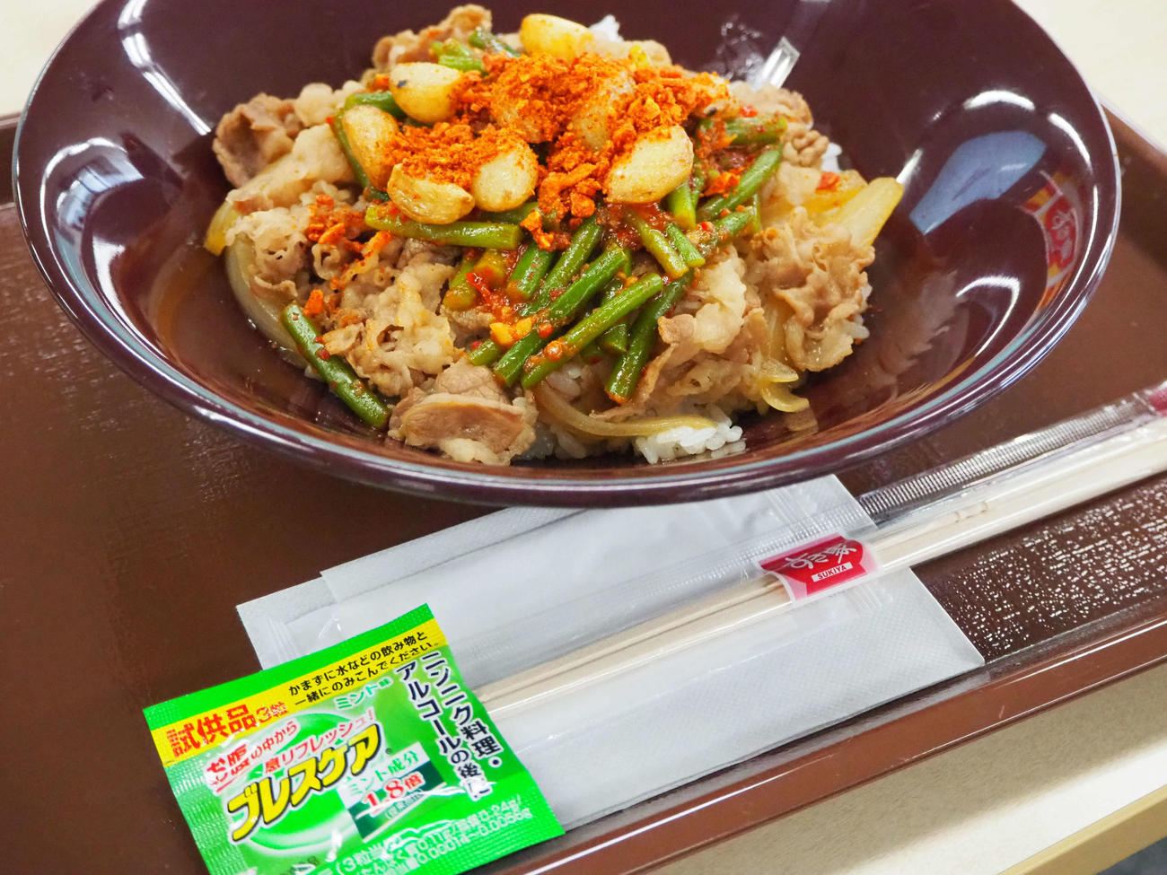 素揚げニンニクがたっぷり入った牛丼が大好評。コラボのブレスケアが予定より早く在庫終了するほど