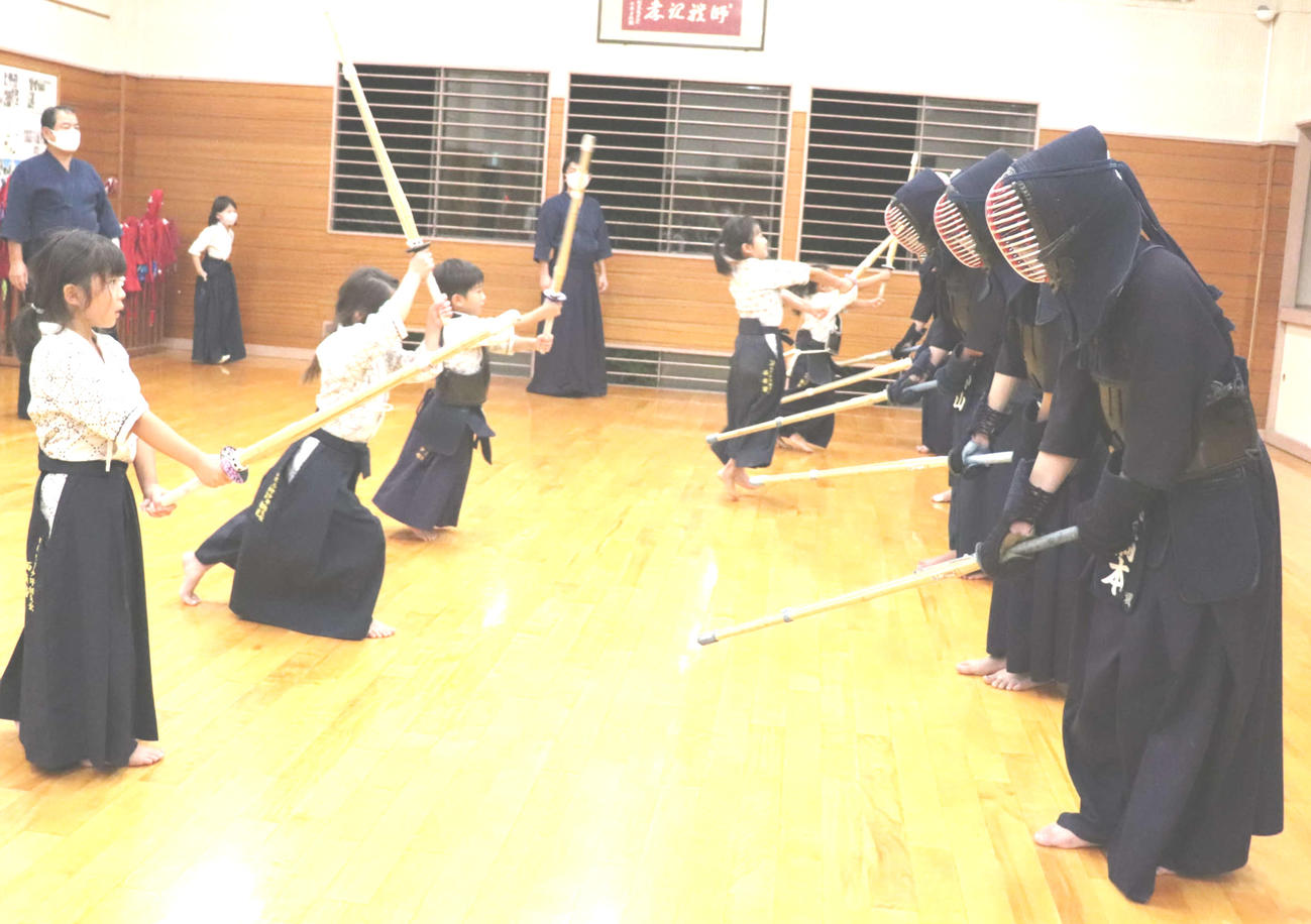 稽古で元気に面を打ち込む剣士たち