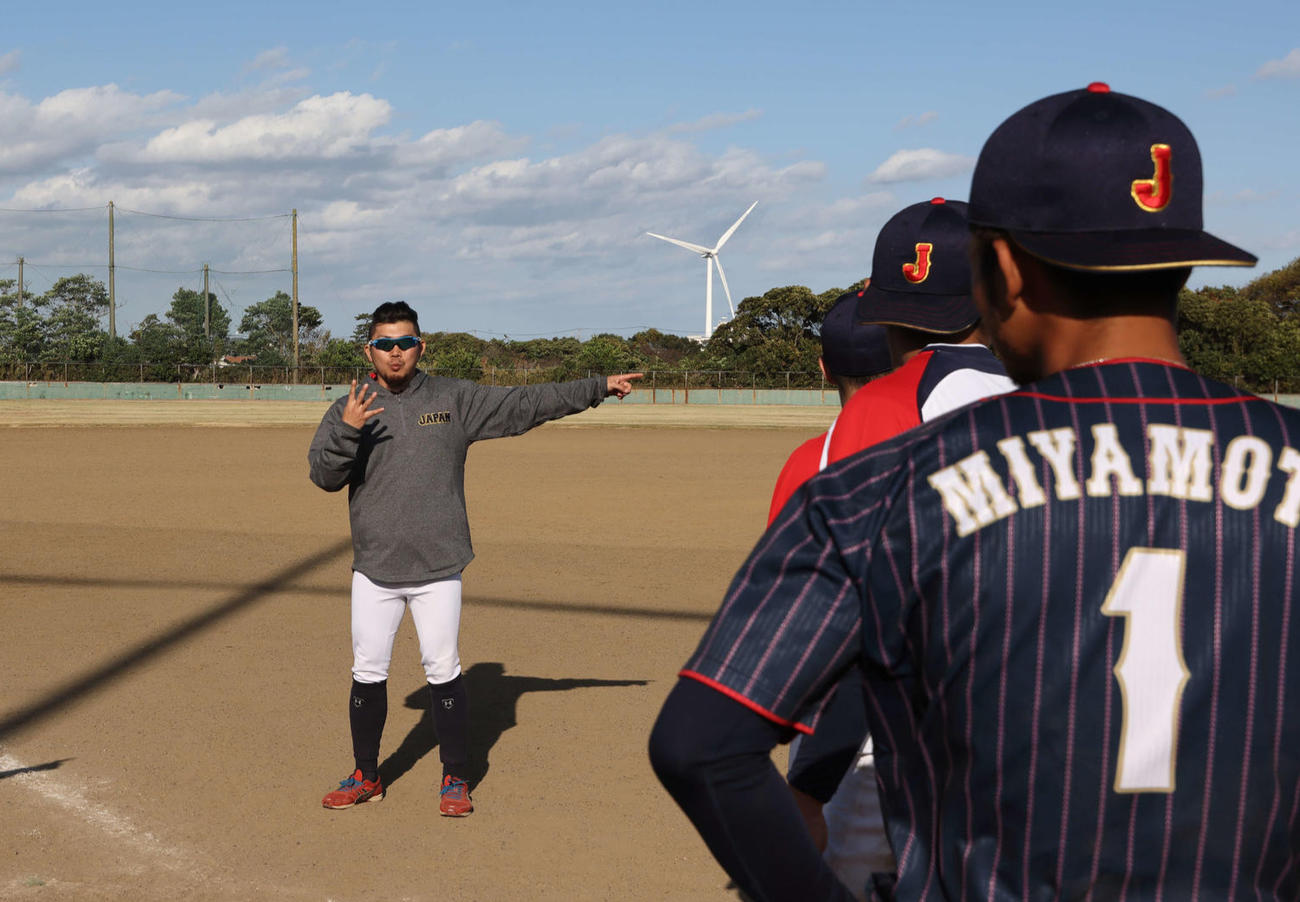 ろう野球の課題はコミュニケーション。野呂大樹監督（左）の指示は、手話が中心