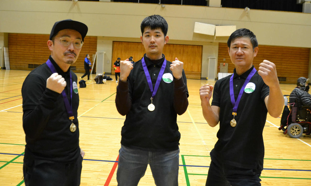 葛飾区ボッチャ交流大会で初優勝した川崎ボッチャーレの鶴井さん（左から）、武内さん、上野さん
