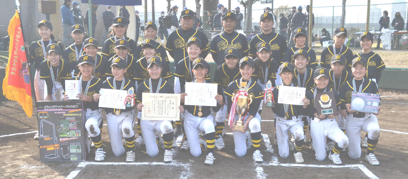 女子新人戦に初めて贈られた優勝旗を持ち胸をはる立川ホーネッツナイン