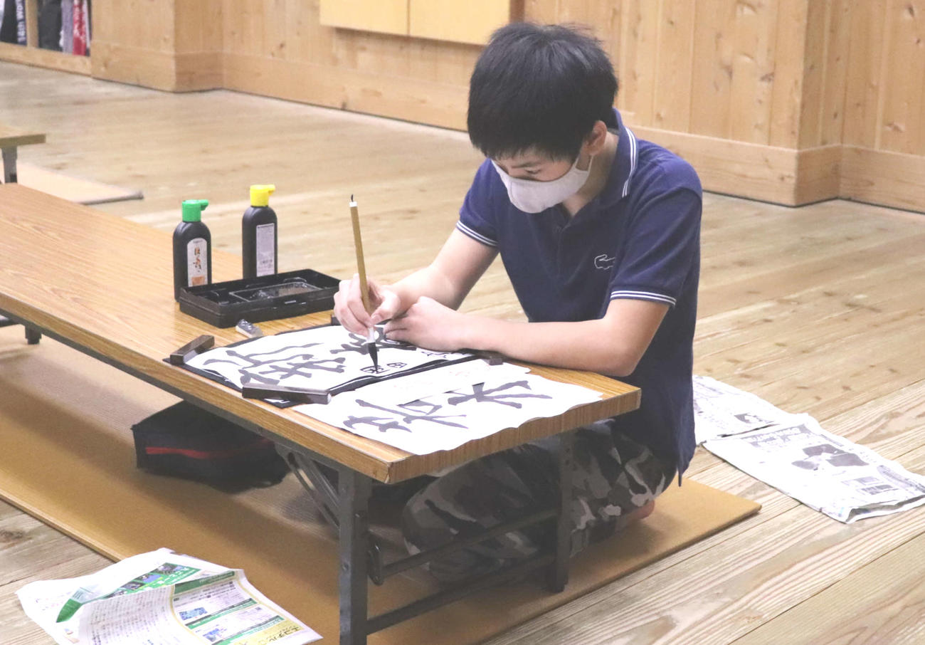 稽古の前に書を学んで精神統一