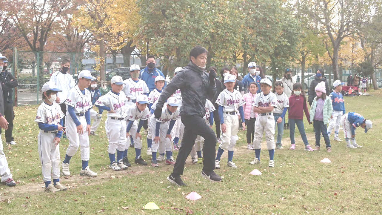 平山氏はソフトボールチームの少年少女に正しい走り方のコツを指導