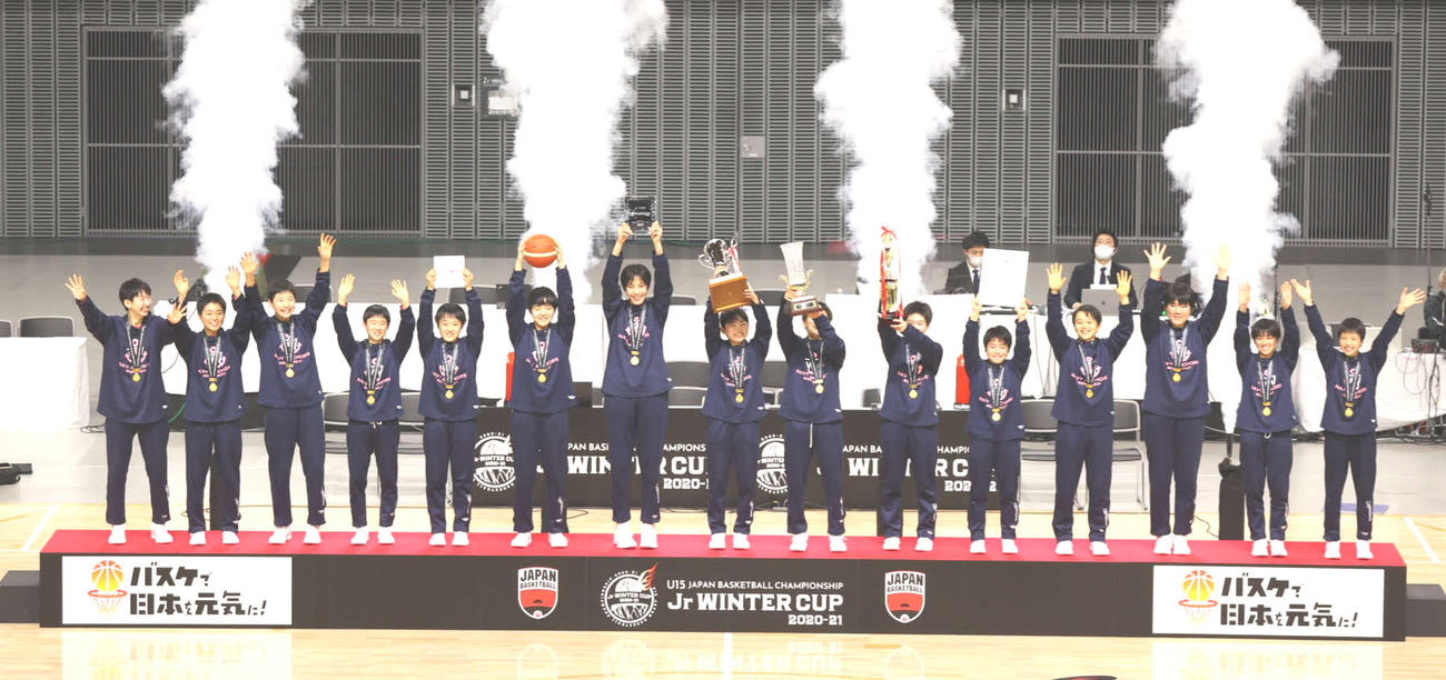 優勝カップを手にする四日市メリノール学院中のメンバー（ⓒJBA）