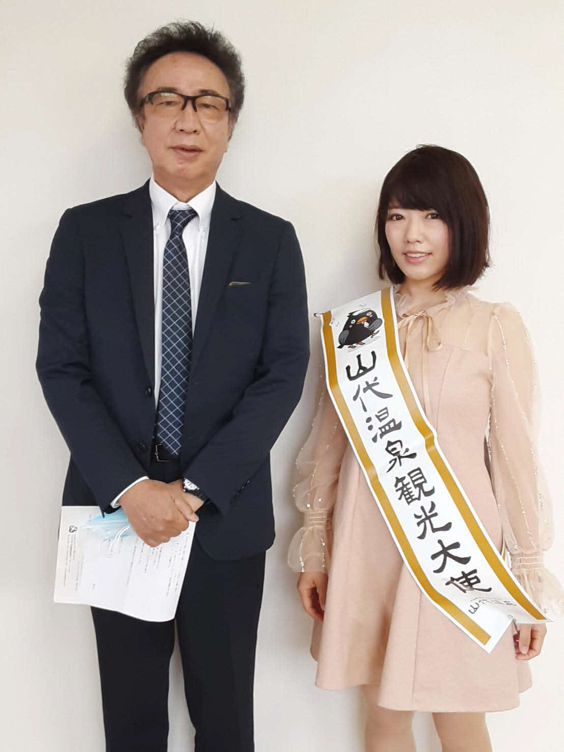 山代温泉観光大使に任命された汐川ほたて（右）と萬谷会長
