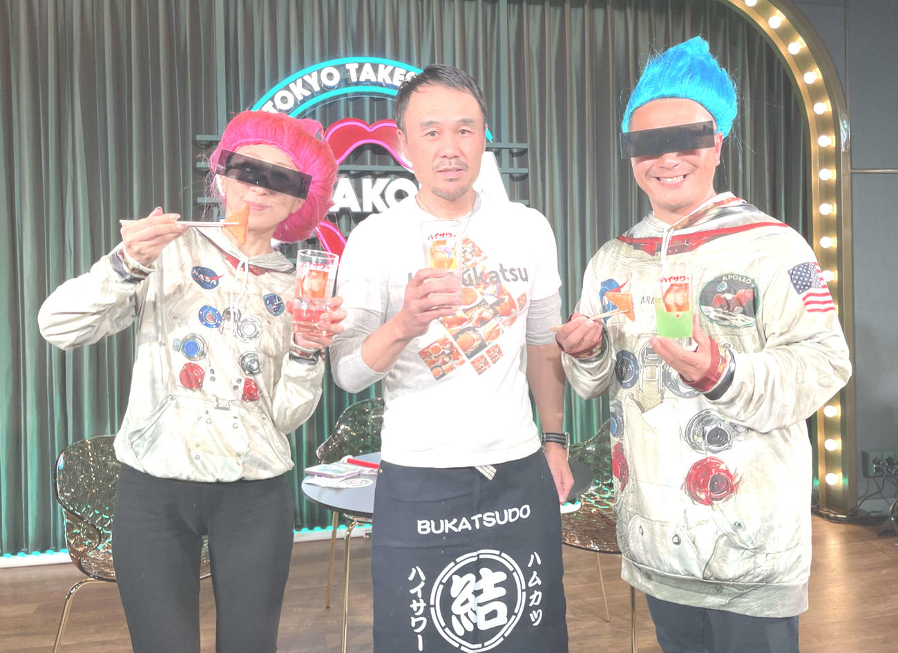 ハイサワーとハムカツに興奮の宇宙人。左からキャロライン、ハムカツ太郎、ジョージ