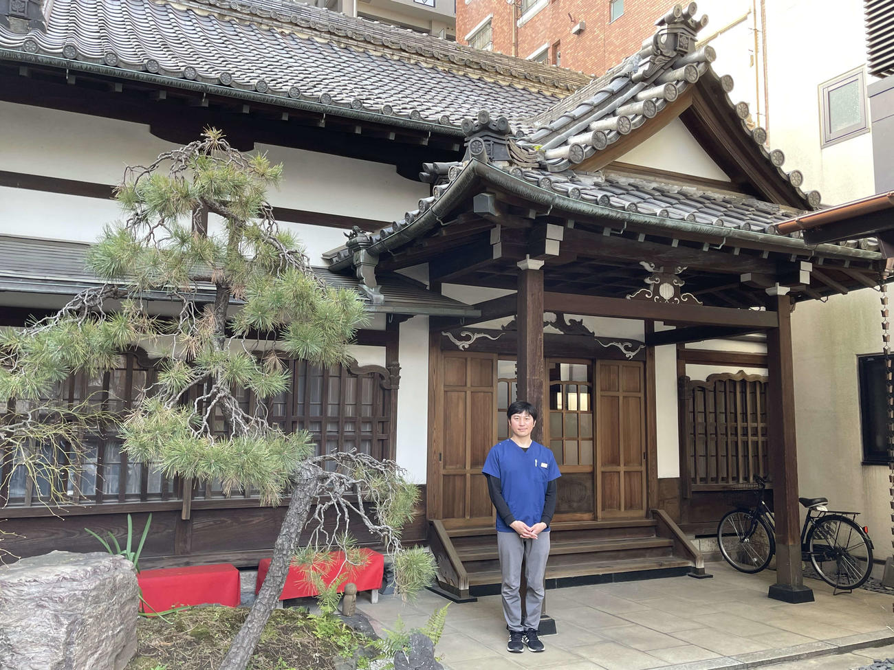 施術する寿仙院に立つ市毛代表