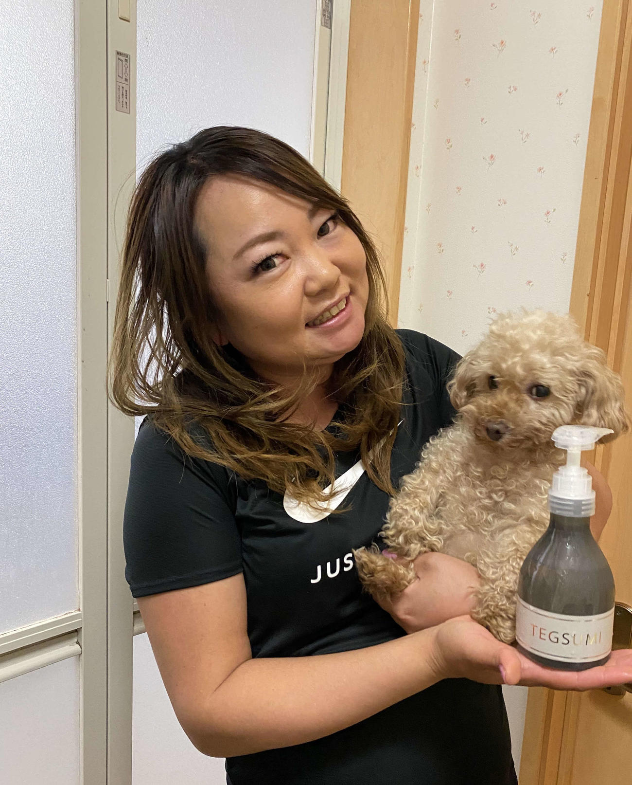 「ふかふかの毛でチョコも大喜び」と風呂上がりの愛犬を披露する鎌田ヒロミ