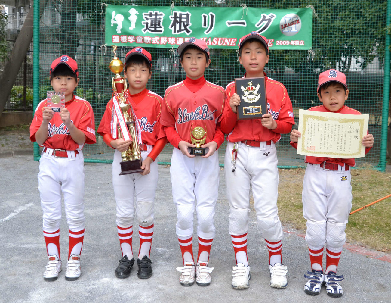 板橋区・蓮根リーグCクラスで優勝した志村ブラックバードの選手たち