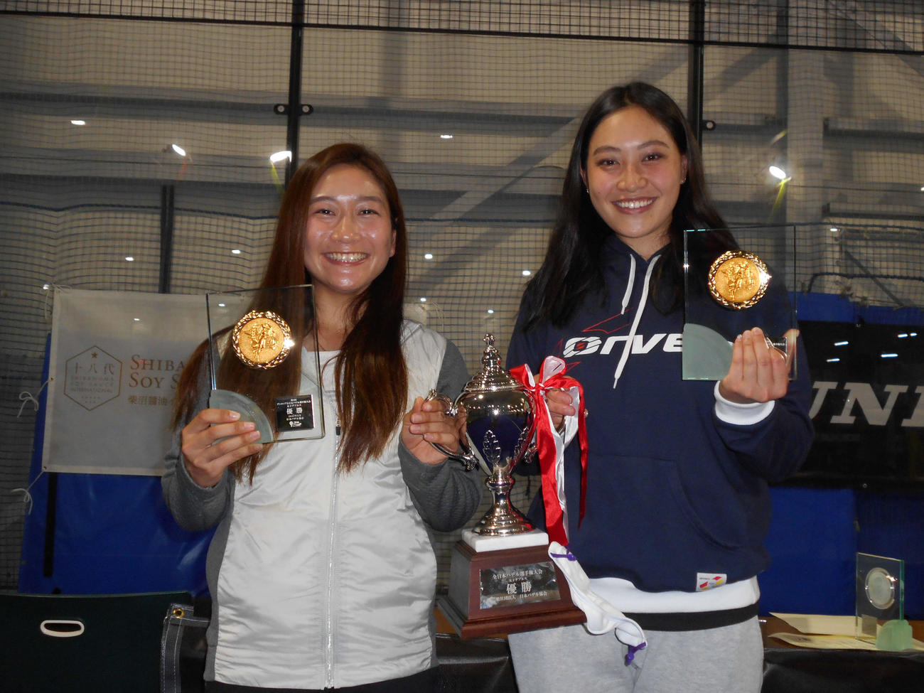 全日本パデル選手権・女子の部で初優勝した藤原利菜（左）小澤琴巳ペア