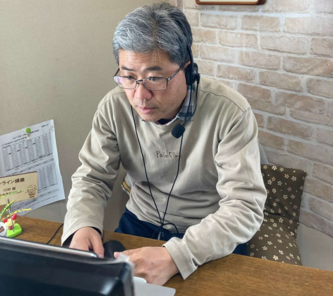 学生からの相談に応じる川村稔氏