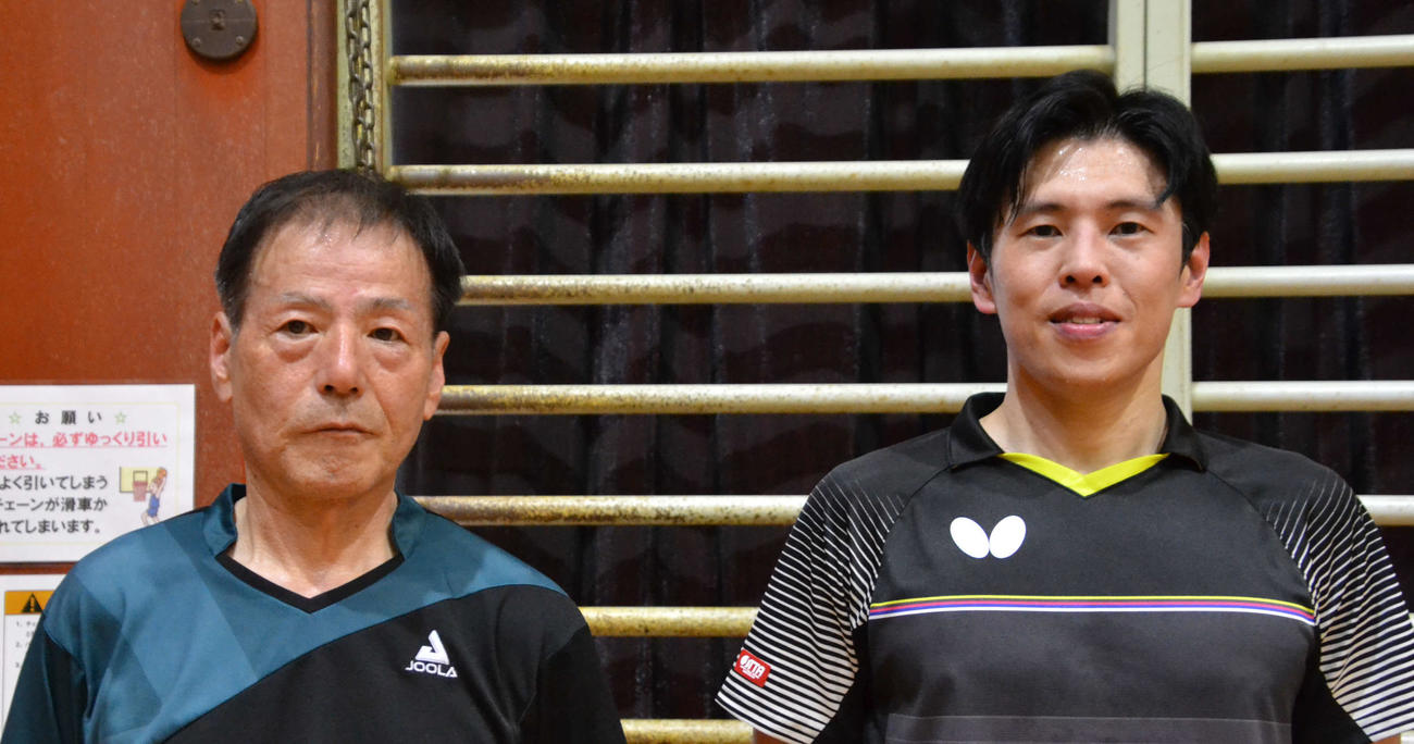 岩間ラージボール卓球大会1ブロックで準優勝の齋藤選手（左）と、優勝した中泉選手