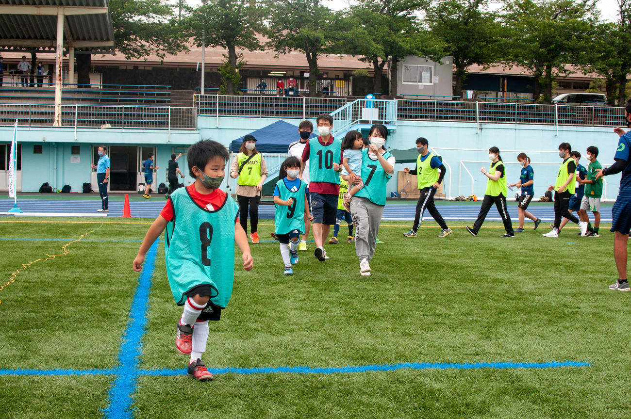 松戸市で行われたウオーキングサッカーフェスティバルで親子3世代が楽しんだ