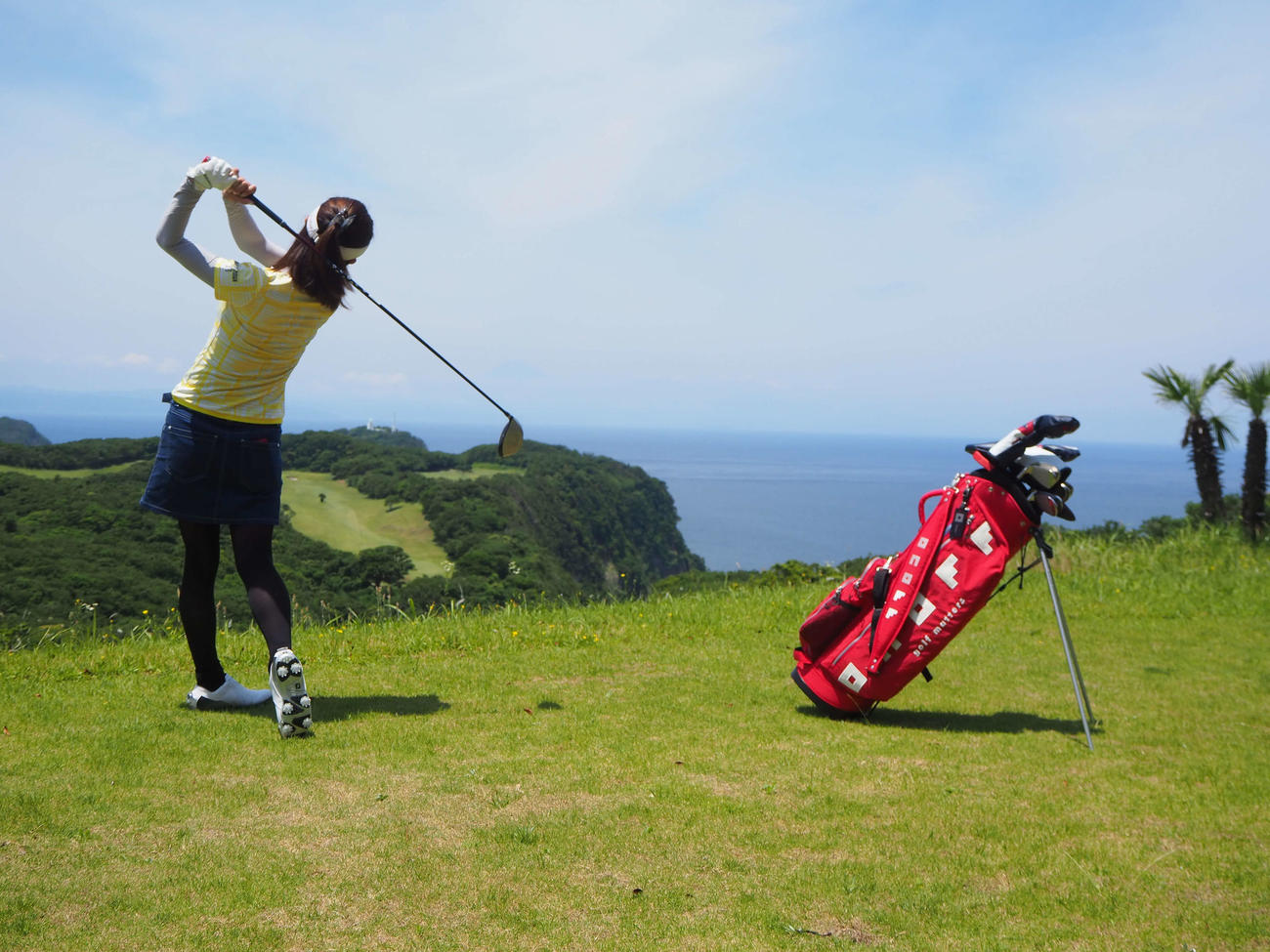 伊豆大島リゾートGC。海に向かって豪快なドライバーが気持ちいい