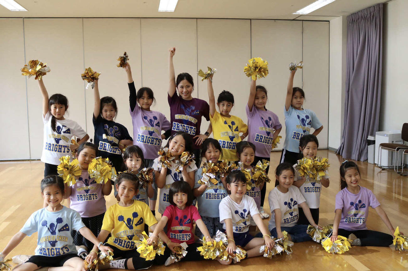 チアダンススクールで指導する柘植さん