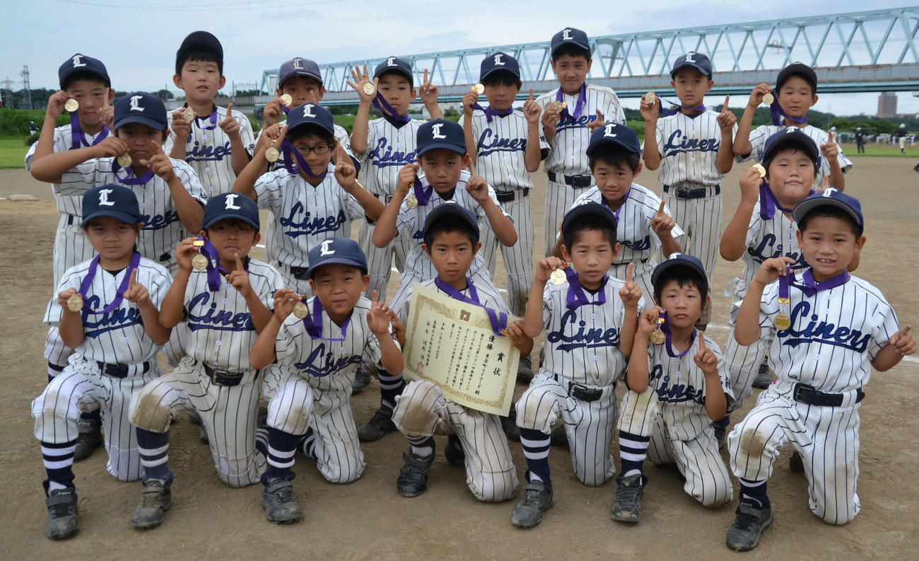 優勝に喜びを爆発させた東金町ライナーズの選手たち