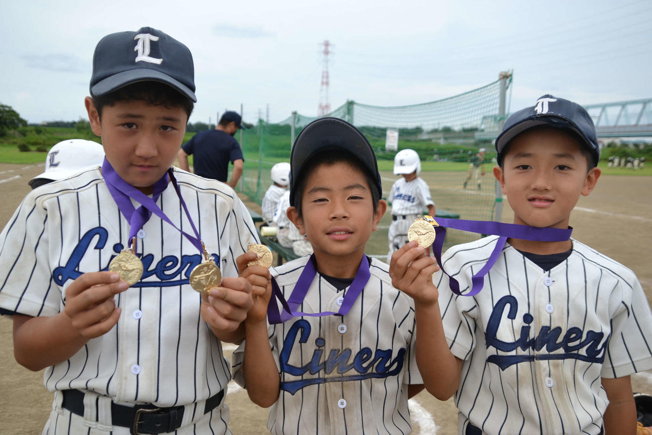 左から今大会MVPの松丸、小野主将、齋藤の3選手