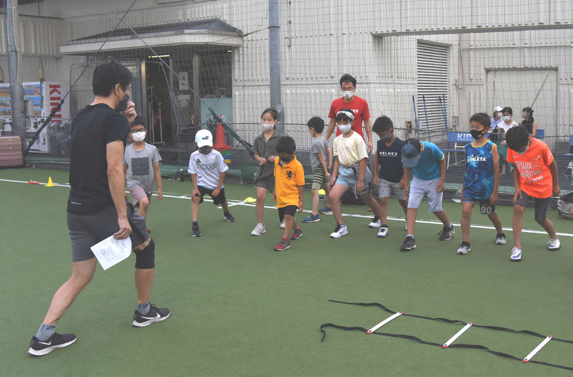 基本の体の動きを繰り返す小学生たち
