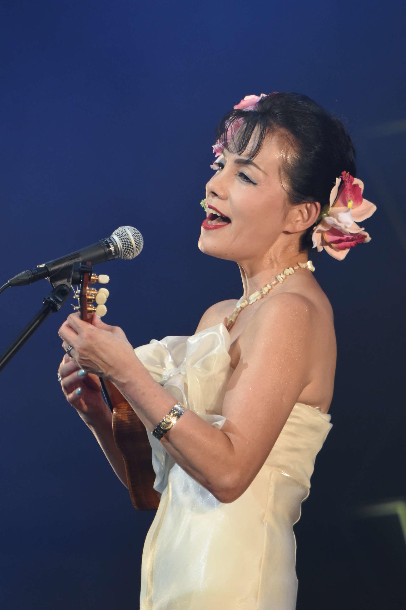 オープニングに登場したハワイアンバンド「ジーナ・カマアイナス」のジーナさん