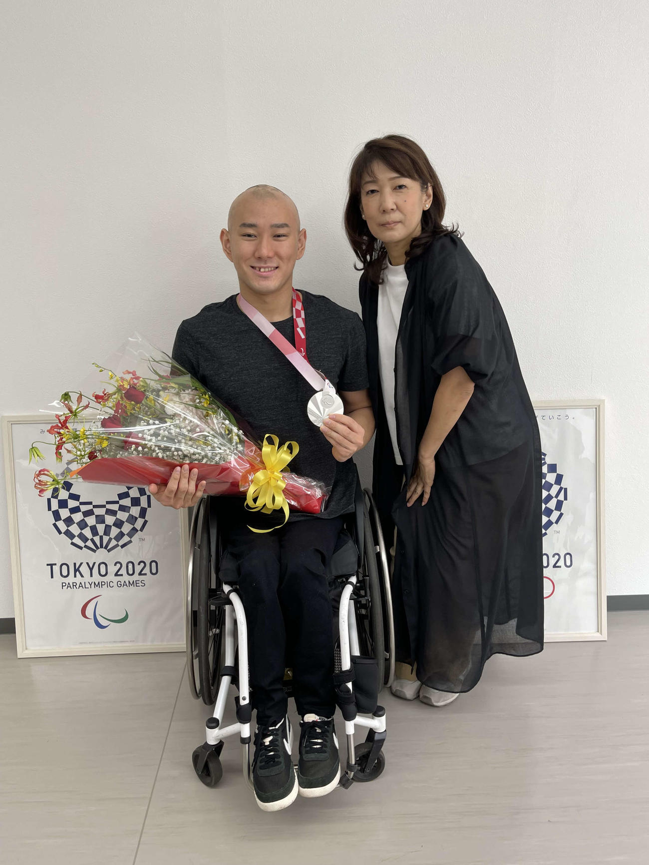 応援を続ける与野新都心ライオンズクラブ（橋本裕一郎会長）、吉田博晃埼玉・オリパラ委員長に凱旋報告を行った赤石竜我（左）と母由紀代さん