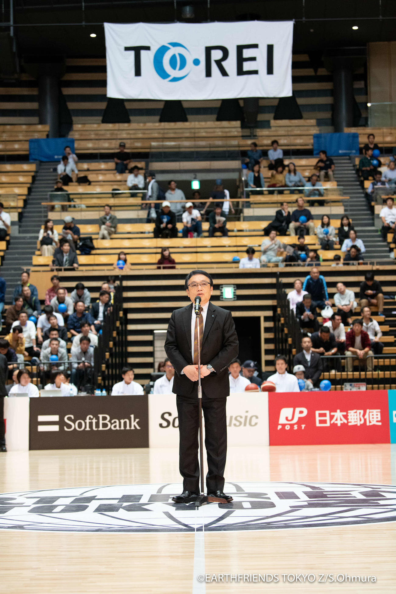 B2東京Z過去のホーム開幕節であいさつする冠スポンサー東京冷機工業の吉田社長（©EARTHFRIENDS TOKYO Z／S.Ohmura）　