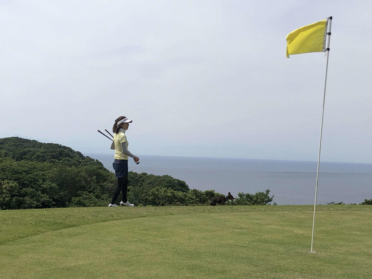 美しいゴルフ場で菰田依未プロがレッスン